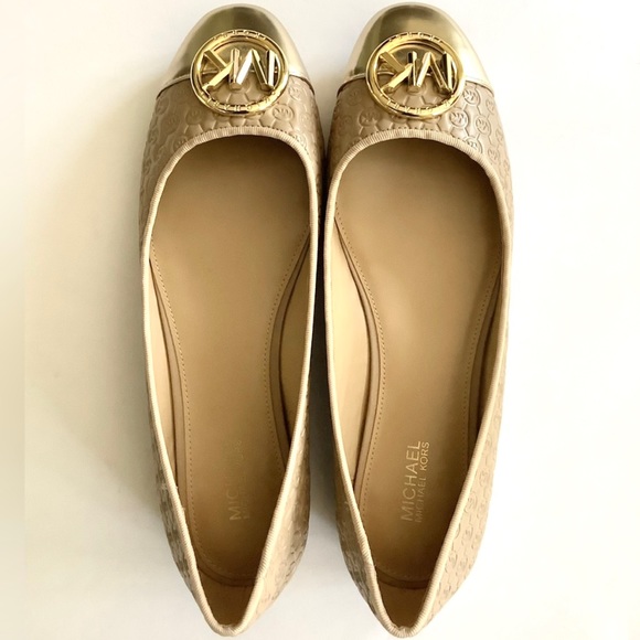 ⭐️NEW MICHAEL KORS LOGO GOLD FLATS SIZE 6⭐️ - Picture 1 of 3